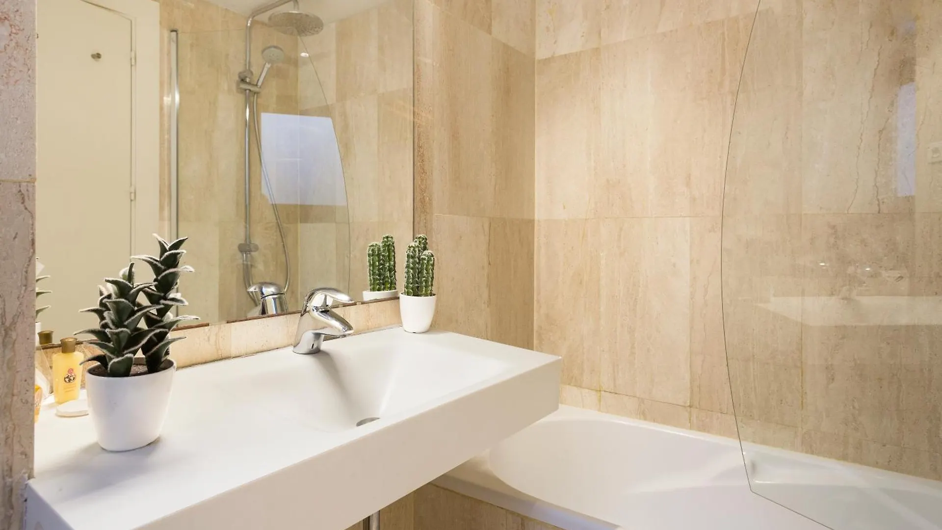 My Space Emirates - Modern Duplex With Private Garden And Swimming Pool Barcelone