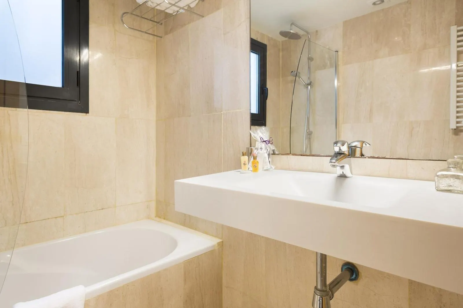 Appartement My Space Emirates - Modern Duplex With Private Garden And Swimming Pool Barcelone Espagne