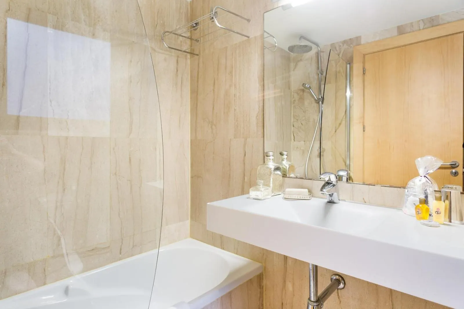 Appartement My Space Emirates - Modern Duplex With Private Garden And Swimming Pool Barcelone